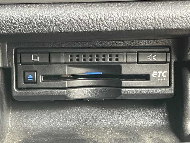 トヨタ クラウン ハイブリッド アスリートG 岡山県 2016(平28)年 14.3万km ホワイトパールクリスタルシャイン サンルーフ/純正ナビ/【Bluetooth/CD/DVD/フルセグTV】/黒合皮シート/前席シートヒーター/前席エアシート/前席パワーシート/シートメモリー機能/ステアリングヒーター/LEDヘッドライト/レーダークルーズコントロール/ビルトインETC/ブラインドスポットモニター/ステアリングリモコン/純正ドライブレコーダー（前）/オートライト/ハイビーム/電動ステアリング調整/純正フロアマット/バイザー/バックカメラ/エアコンスイング機能/プッシュスタート/スマートキー