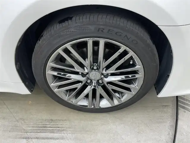 トヨタ クラウン ハイブリッド アスリートG 岡山県 2016(平28)年 14.3万km ホワイトパールクリスタルシャイン サンルーフ/純正ナビ/【Bluetooth/CD/DVD/フルセグTV】/黒合皮シート/前席シートヒーター/前席エアシート/前席パワーシート/シートメモリー機能/ステアリングヒーター/LEDヘッドライト/レーダークルーズコントロール/ビルトインETC/ブラインドスポットモニター/ステアリングリモコン/純正ドライブレコーダー（前）/オートライト/ハイビーム/電動ステアリング調整/純正フロアマット/バイザー/バックカメラ/エアコンスイング機能/プッシュスタート/スマートキー