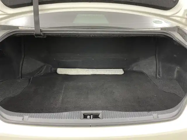 トヨタ クラウン ハイブリッド アスリートG 岡山県 2016(平28)年 14.3万km ホワイトパールクリスタルシャイン サンルーフ/純正ナビ/【Bluetooth/CD/DVD/フルセグTV】/黒合皮シート/前席シートヒーター/前席エアシート/前席パワーシート/シートメモリー機能/ステアリングヒーター/LEDヘッドライト/レーダークルーズコントロール/ビルトインETC/ブラインドスポットモニター/ステアリングリモコン/純正ドライブレコーダー（前）/オートライト/ハイビーム/電動ステアリング調整/純正フロアマット/バイザー/バックカメラ/エアコンスイング機能/プッシュスタート/スマートキー