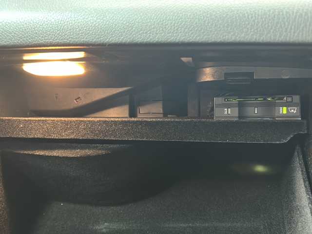 メルセデス・ベンツ ＧＬＣ２５０ 4マチック スポーツ 神奈川県 2016(平28)年 5.7万km イリジウムシルバー 純正ナビ(CD/DVD/USB/BT/フルセグTV)/全方位カメラ/レーダークルーズコントロール/パドルシフト/衝突被害軽減ブレーキ/レーンキープアシスト/横滑り防止装置/ステアリングアシスト/ブラインドスポットモニター/クリアランスソナー/ハーフレザーシート/D/N席パワーシート/D/N席シートヒーター/パワーバックドア/ルーフレール/純正フロアマット/スペアキー×1/保証書/取扱説明書