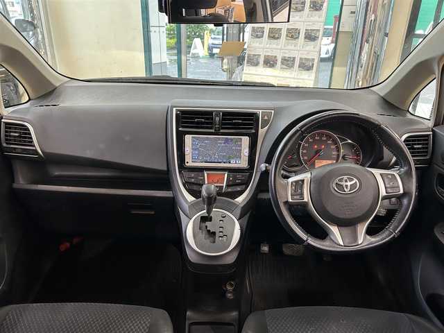 トヨタ ラクティス 東京都 2014(平26)年 12.4万km ホワイトパールクリスタルシャイン 純正ディーラーナビ(NSCP-W62)/(FM/AM/BT/ワンセグTV)/バックカメラ/電動格納ミラー/ドアバイザー/純正フロアマット/横滑り防止/ETC/革巻きステアリング/クルーズコントロール/オートライト/フォグランプ/HID/プライバシーガラス/前方ドライブレコーダー/ISOFIX