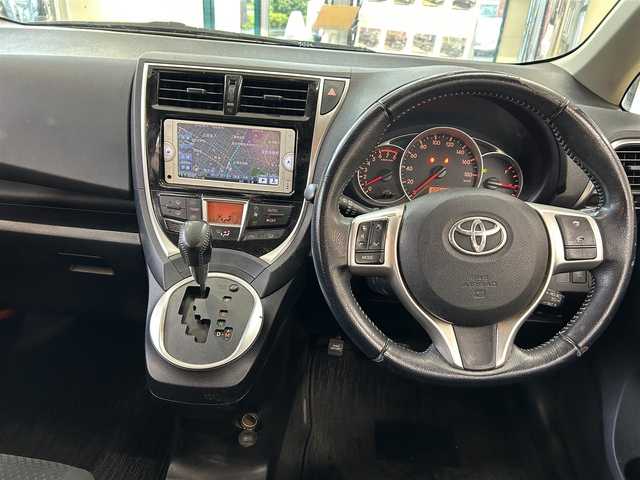 トヨタ ラクティス 東京都 2014(平26)年 12.4万km ホワイトパールクリスタルシャイン 純正ディーラーナビ(NSCP-W62)/(FM/AM/BT/ワンセグTV)/バックカメラ/電動格納ミラー/ドアバイザー/純正フロアマット/横滑り防止/ETC/革巻きステアリング/クルーズコントロール/オートライト/フォグランプ/HID/プライバシーガラス/前方ドライブレコーダー/ISOFIX
