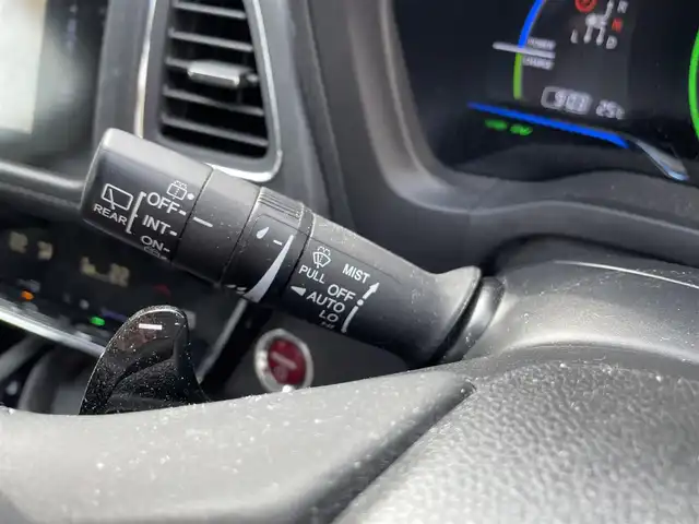 ホンダ ヴェゼル ハイブリッド Z 三重県 2015(平27)年 7.9万km ホワイトオーキッドパール 登録時78211km/禁煙車/ワンオーナー/ハーフレザーシート/ルーフレール/純正ナビ/（AM/FM/TV/Bluetooth/HDMI）/ワンセグTV/バックカメラ/ビルトインETC/ステアリングスイッチ/パドルシフト/クルーズコントロール/オートライト/スペアキー/プッシュスタート