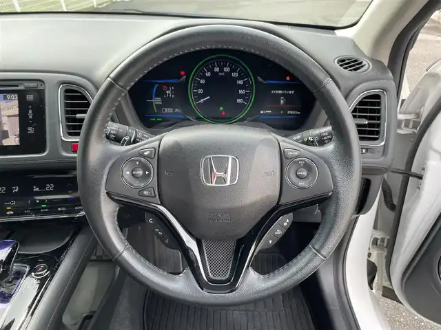 ホンダ ヴェゼル ハイブリッド Z 三重県 2015(平27)年 7.9万km ホワイトオーキッドパール 登録時78211km/禁煙車/ワンオーナー/ハーフレザーシート/ルーフレール/純正ナビ/（AM/FM/TV/Bluetooth/HDMI）/ワンセグTV/バックカメラ/ビルトインETC/ステアリングスイッチ/パドルシフト/クルーズコントロール/オートライト/スペアキー/プッシュスタート