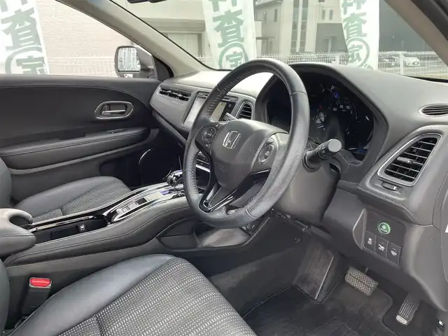 ホンダ ヴェゼル ハイブリッド Z 三重県 2015(平27)年 7.9万km ホワイトオーキッドパール 登録時78211km/禁煙車/ワンオーナー/ハーフレザーシート/ルーフレール/純正ナビ/（AM/FM/TV/Bluetooth/HDMI）/ワンセグTV/バックカメラ/ビルトインETC/ステアリングスイッチ/パドルシフト/クルーズコントロール/オートライト/スペアキー/プッシュスタート