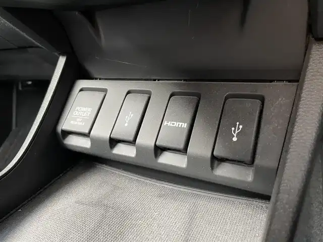 ホンダ ヴェゼル ハイブリッド Z 三重県 2015(平27)年 7.9万km ホワイトオーキッドパール 登録時78211km/禁煙車/ワンオーナー/ハーフレザーシート/ルーフレール/純正ナビ/（AM/FM/TV/Bluetooth/HDMI）/ワンセグTV/バックカメラ/ビルトインETC/ステアリングスイッチ/パドルシフト/クルーズコントロール/オートライト/スペアキー/プッシュスタート