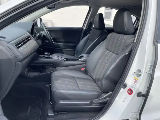 ホンダ ヴェゼル ハイブリッド Z 三重県 2015(平27)年 7.9万km ホワイトオーキッドパール 登録時78211km/禁煙車/ワンオーナー/ハーフレザーシート/ルーフレール/純正ナビ/（AM/FM/TV/Bluetooth/HDMI）/ワンセグTV/バックカメラ/ビルトインETC/ステアリングスイッチ/パドルシフト/クルーズコントロール/オートライト/スペアキー/プッシュスタート