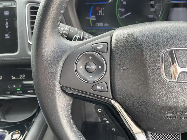 ホンダ ヴェゼル ハイブリッド Z 三重県 2015(平27)年 7.9万km ホワイトオーキッドパール 登録時78211km/禁煙車/ワンオーナー/ハーフレザーシート/ルーフレール/純正ナビ/（AM/FM/TV/Bluetooth/HDMI）/ワンセグTV/バックカメラ/ビルトインETC/ステアリングスイッチ/パドルシフト/クルーズコントロール/オートライト/スペアキー/プッシュスタート
