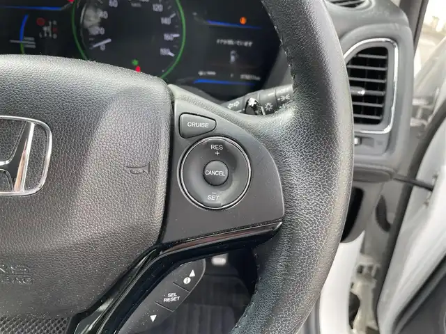 ホンダ ヴェゼル ハイブリッド Z 三重県 2015(平27)年 7.9万km ホワイトオーキッドパール 登録時78211km/禁煙車/ワンオーナー/ハーフレザーシート/ルーフレール/純正ナビ/（AM/FM/TV/Bluetooth/HDMI）/ワンセグTV/バックカメラ/ビルトインETC/ステアリングスイッチ/パドルシフト/クルーズコントロール/オートライト/スペアキー/プッシュスタート