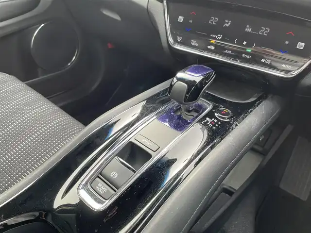 ホンダ ヴェゼル ハイブリッド Z 三重県 2015(平27)年 7.9万km ホワイトオーキッドパール 登録時78211km/禁煙車/ワンオーナー/ハーフレザーシート/ルーフレール/純正ナビ/（AM/FM/TV/Bluetooth/HDMI）/ワンセグTV/バックカメラ/ビルトインETC/ステアリングスイッチ/パドルシフト/クルーズコントロール/オートライト/スペアキー/プッシュスタート