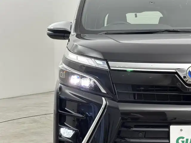 トヨタ ヴォクシー ハイブリッド ZS 煌Ⅲ 福岡県 2021(令3)年 5.5万km イナズマスパーキングブラックガラスフレーク 純正ナビ／フルセグＴＶ　/バックカメラ　/クルーズコントロール　/コーナーセンサー　/衝突軽減ブレーキ　/レーンキープ　/アクセル踏み間違い防止　/両側電動スライドドア　/ハーフレザーシート　/シートヒーター　/ＬＥＤヘッドライト