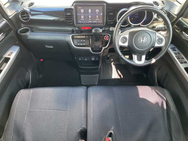 ホンダ Ｎ ＢＯＸ カスタムGターボSSブラッククタイル 神奈川県 2017(平29)年 3.7万km プレミアムホワイトパールⅡ 純正８インチSDナビ（VXM-175VFEi）/フルセグ/Bluetooth/CD/DVD/バックカメラ/クルーズコントロール/シートヒーター/シティブレーキアクティブシステム/パドルシフト/オートリトラミラー/プッシュスタート/スマートキー/LEDフォグランプ/純正フロアマット/純正アルミホイール/レーンキープアシスト/アイドリングストップ/ハーフレザー/ETC/盗難防止装置/衝突被害軽減システム/横滑り防止装置/カーテンエアバック