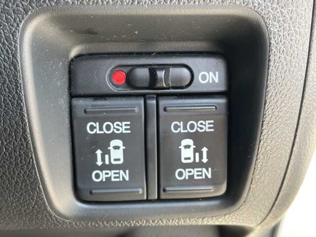 ホンダ Ｎ ＢＯＸ カスタムGターボSSブラッククタイル 神奈川県 2017(平29)年 3.7万km プレミアムホワイトパールⅡ 純正８インチSDナビ（VXM-175VFEi）/フルセグ/Bluetooth/CD/DVD/バックカメラ/クルーズコントロール/シートヒーター/シティブレーキアクティブシステム/パドルシフト/オートリトラミラー/プッシュスタート/スマートキー/LEDフォグランプ/純正フロアマット/純正アルミホイール/レーンキープアシスト/アイドリングストップ/ハーフレザー/ETC/盗難防止装置/衝突被害軽減システム/横滑り防止装置/カーテンエアバック