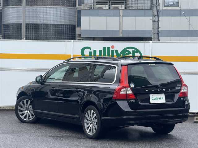 ボルボ Ｖ７０ T5 SE 愛知県 2012(平24)年 7.6万km ブラックサファイアメタリック /正規ディーラー車//禁煙車//ワンオーナー//メーカーナビ//フルセグ/Bluetooth/USB/CD/DVD//ステアリング連動バックカメラ//ETC//黒革シート//パワーシート/D席メモリー式//シートヒーター//ベンチレーション//セーフティパッケージ//CitySafety//LaneDepartWarrning//ドライバーアラート//レーダークルーズコントロール//BLIS//距離警告//DSTC//純正17インチアルミホイール//HIDヘッドライト//フロント・リヤフォグランプ//ルーフレール//パワーバックドア//プッシュスタート//スペアスマートキー//革巻きステアリング//ステアリングリモコン//チルト&テレスコピックステアリング//オートリトラクタブルウィンカーミラー//純正フロアマット//トノカバー//保証書//取扱説明書//点検整備記録簿H26.27.28.29.R1.2.3.5