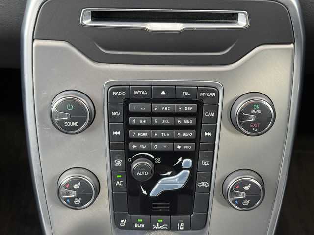 ボルボ Ｖ７０ T5 SE 愛知県 2012(平24)年 7.6万km ブラックサファイアメタリック /正規ディーラー車//禁煙車//ワンオーナー//メーカーナビ//フルセグ/Bluetooth/USB/CD/DVD//ステアリング連動バックカメラ//ETC//黒革シート//パワーシート/D席メモリー式//シートヒーター//ベンチレーション//セーフティパッケージ//CitySafety//LaneDepartWarrning//ドライバーアラート//レーダークルーズコントロール//BLIS//距離警告//DSTC//純正17インチアルミホイール//HIDヘッドライト//フロント・リヤフォグランプ//ルーフレール//パワーバックドア//プッシュスタート//スペアスマートキー//革巻きステアリング//ステアリングリモコン//チルト&テレスコピックステアリング//オートリトラクタブルウィンカーミラー//純正フロアマット//トノカバー//保証書//取扱説明書//点検整備記録簿H26.27.28.29.R1.2.3.5