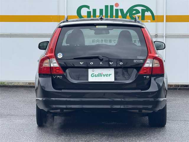 ボルボ Ｖ７０ T5 SE 愛知県 2012(平24)年 7.6万km ブラックサファイアメタリック /正規ディーラー車//禁煙車//ワンオーナー//メーカーナビ//フルセグ/Bluetooth/USB/CD/DVD//ステアリング連動バックカメラ//ETC//黒革シート//パワーシート/D席メモリー式//シートヒーター//ベンチレーション//セーフティパッケージ//CitySafety//LaneDepartWarrning//ドライバーアラート//レーダークルーズコントロール//BLIS//距離警告//DSTC//純正17インチアルミホイール//HIDヘッドライト//フロント・リヤフォグランプ//ルーフレール//パワーバックドア//プッシュスタート//スペアスマートキー//革巻きステアリング//ステアリングリモコン//チルト&テレスコピックステアリング//オートリトラクタブルウィンカーミラー//純正フロアマット//トノカバー//保証書//取扱説明書//点検整備記録簿H26.27.28.29.R1.2.3.5