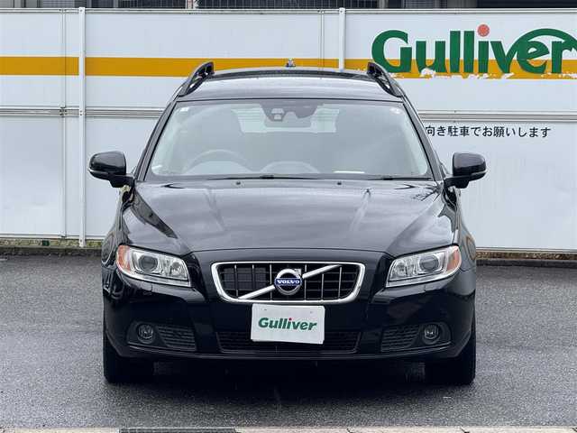 ボルボ Ｖ７０ T5 SE 愛知県 2012(平24)年 7.6万km ブラックサファイアメタリック /正規ディーラー車//禁煙車//ワンオーナー//メーカーナビ//フルセグ/Bluetooth/USB/CD/DVD//ステアリング連動バックカメラ//ETC//黒革シート//パワーシート/D席メモリー式//シートヒーター//ベンチレーション//セーフティパッケージ//CitySafety//LaneDepartWarrning//ドライバーアラート//レーダークルーズコントロール//BLIS//距離警告//DSTC//純正17インチアルミホイール//HIDヘッドライト//フロント・リヤフォグランプ//ルーフレール//パワーバックドア//プッシュスタート//スペアスマートキー//革巻きステアリング//ステアリングリモコン//チルト&テレスコピックステアリング//オートリトラクタブルウィンカーミラー//純正フロアマット//トノカバー//保証書//取扱説明書//点検整備記録簿H26.27.28.29.R1.2.3.5