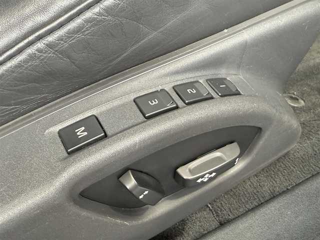 ボルボ Ｖ７０ T5 SE 愛知県 2012(平24)年 7.6万km ブラックサファイアメタリック /正規ディーラー車//禁煙車//ワンオーナー//メーカーナビ//フルセグ/Bluetooth/USB/CD/DVD//ステアリング連動バックカメラ//ETC//黒革シート//パワーシート/D席メモリー式//シートヒーター//ベンチレーション//セーフティパッケージ//CitySafety//LaneDepartWarrning//ドライバーアラート//レーダークルーズコントロール//BLIS//距離警告//DSTC//純正17インチアルミホイール//HIDヘッドライト//フロント・リヤフォグランプ//ルーフレール//パワーバックドア//プッシュスタート//スペアスマートキー//革巻きステアリング//ステアリングリモコン//チルト&テレスコピックステアリング//オートリトラクタブルウィンカーミラー//純正フロアマット//トノカバー//保証書//取扱説明書//点検整備記録簿H26.27.28.29.R1.2.3.5