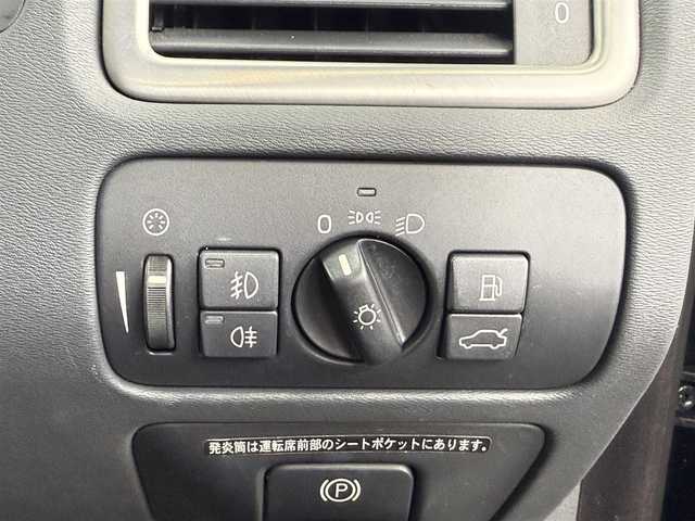 ボルボ Ｖ７０ T5 SE 愛知県 2012(平24)年 7.6万km ブラックサファイアメタリック /正規ディーラー車//禁煙車//ワンオーナー//メーカーナビ//フルセグ/Bluetooth/USB/CD/DVD//ステアリング連動バックカメラ//ETC//黒革シート//パワーシート/D席メモリー式//シートヒーター//ベンチレーション//セーフティパッケージ//CitySafety//LaneDepartWarrning//ドライバーアラート//レーダークルーズコントロール//BLIS//距離警告//DSTC//純正17インチアルミホイール//HIDヘッドライト//フロント・リヤフォグランプ//ルーフレール//パワーバックドア//プッシュスタート//スペアスマートキー//革巻きステアリング//ステアリングリモコン//チルト&テレスコピックステアリング//オートリトラクタブルウィンカーミラー//純正フロアマット//トノカバー//保証書//取扱説明書//点検整備記録簿H26.27.28.29.R1.2.3.5
