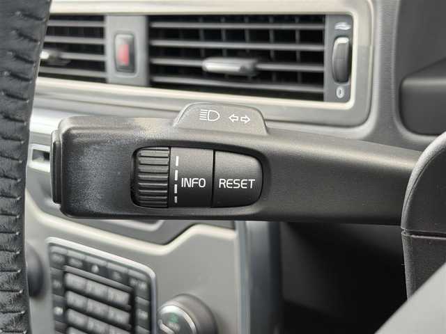 ボルボ Ｖ７０ T5 SE 愛知県 2012(平24)年 7.6万km ブラックサファイアメタリック /正規ディーラー車//禁煙車//ワンオーナー//メーカーナビ//フルセグ/Bluetooth/USB/CD/DVD//ステアリング連動バックカメラ//ETC//黒革シート//パワーシート/D席メモリー式//シートヒーター//ベンチレーション//セーフティパッケージ//CitySafety//LaneDepartWarrning//ドライバーアラート//レーダークルーズコントロール//BLIS//距離警告//DSTC//純正17インチアルミホイール//HIDヘッドライト//フロント・リヤフォグランプ//ルーフレール//パワーバックドア//プッシュスタート//スペアスマートキー//革巻きステアリング//ステアリングリモコン//チルト&テレスコピックステアリング//オートリトラクタブルウィンカーミラー//純正フロアマット//トノカバー//保証書//取扱説明書//点検整備記録簿H26.27.28.29.R1.2.3.5
