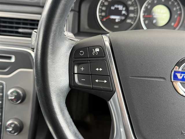 ボルボ Ｖ７０ T5 SE 愛知県 2012(平24)年 7.6万km ブラックサファイアメタリック /正規ディーラー車//禁煙車//ワンオーナー//メーカーナビ//フルセグ/Bluetooth/USB/CD/DVD//ステアリング連動バックカメラ//ETC//黒革シート//パワーシート/D席メモリー式//シートヒーター//ベンチレーション//セーフティパッケージ//CitySafety//LaneDepartWarrning//ドライバーアラート//レーダークルーズコントロール//BLIS//距離警告//DSTC//純正17インチアルミホイール//HIDヘッドライト//フロント・リヤフォグランプ//ルーフレール//パワーバックドア//プッシュスタート//スペアスマートキー//革巻きステアリング//ステアリングリモコン//チルト&テレスコピックステアリング//オートリトラクタブルウィンカーミラー//純正フロアマット//トノカバー//保証書//取扱説明書//点検整備記録簿H26.27.28.29.R1.2.3.5