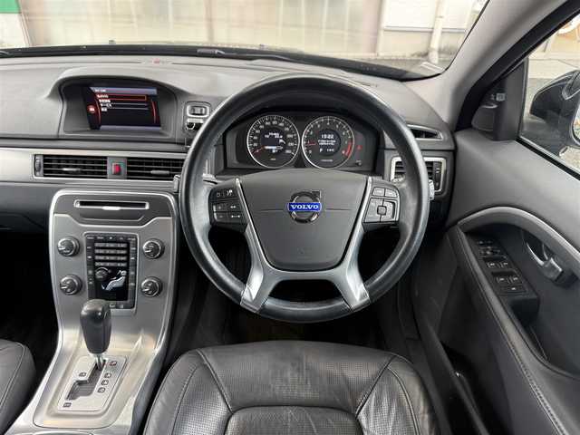 ボルボ Ｖ７０ T5 SE 愛知県 2012(平24)年 7.6万km ブラックサファイアメタリック /正規ディーラー車//禁煙車//ワンオーナー//メーカーナビ//フルセグ/Bluetooth/USB/CD/DVD//ステアリング連動バックカメラ//ETC//黒革シート//パワーシート/D席メモリー式//シートヒーター//ベンチレーション//セーフティパッケージ//CitySafety//LaneDepartWarrning//ドライバーアラート//レーダークルーズコントロール//BLIS//距離警告//DSTC//純正17インチアルミホイール//HIDヘッドライト//フロント・リヤフォグランプ//ルーフレール//パワーバックドア//プッシュスタート//スペアスマートキー//革巻きステアリング//ステアリングリモコン//チルト&テレスコピックステアリング//オートリトラクタブルウィンカーミラー//純正フロアマット//トノカバー//保証書//取扱説明書//点検整備記録簿H26.27.28.29.R1.2.3.5