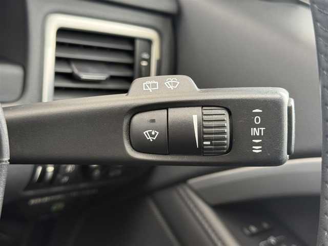 ボルボ Ｖ７０ T5 SE 愛知県 2012(平24)年 7.6万km ブラックサファイアメタリック /正規ディーラー車//禁煙車//ワンオーナー//メーカーナビ//フルセグ/Bluetooth/USB/CD/DVD//ステアリング連動バックカメラ//ETC//黒革シート//パワーシート/D席メモリー式//シートヒーター//ベンチレーション//セーフティパッケージ//CitySafety//LaneDepartWarrning//ドライバーアラート//レーダークルーズコントロール//BLIS//距離警告//DSTC//純正17インチアルミホイール//HIDヘッドライト//フロント・リヤフォグランプ//ルーフレール//パワーバックドア//プッシュスタート//スペアスマートキー//革巻きステアリング//ステアリングリモコン//チルト&テレスコピックステアリング//オートリトラクタブルウィンカーミラー//純正フロアマット//トノカバー//保証書//取扱説明書//点検整備記録簿H26.27.28.29.R1.2.3.5