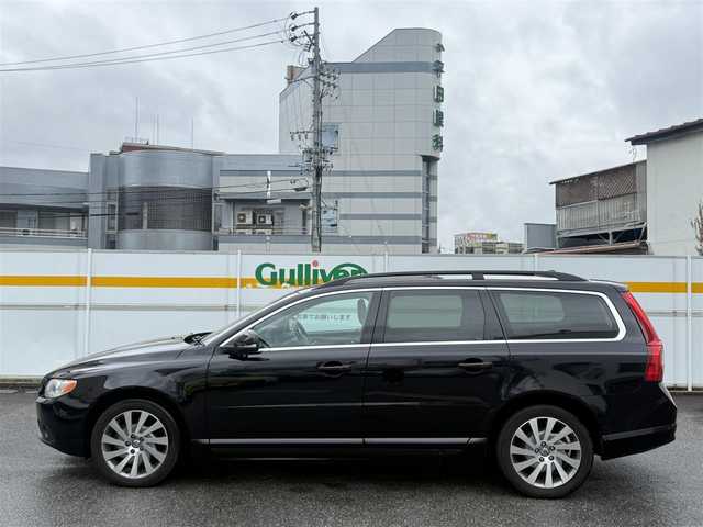 ボルボ Ｖ７０ T5 SE 愛知県 2012(平24)年 7.6万km ブラックサファイアメタリック /正規ディーラー車//禁煙車//ワンオーナー//メーカーナビ//フルセグ/Bluetooth/USB/CD/DVD//ステアリング連動バックカメラ//ETC//黒革シート//パワーシート/D席メモリー式//シートヒーター//ベンチレーション//セーフティパッケージ//CitySafety//LaneDepartWarrning//ドライバーアラート//レーダークルーズコントロール//BLIS//距離警告//DSTC//純正17インチアルミホイール//HIDヘッドライト//フロント・リヤフォグランプ//ルーフレール//パワーバックドア//プッシュスタート//スペアスマートキー//革巻きステアリング//ステアリングリモコン//チルト&テレスコピックステアリング//オートリトラクタブルウィンカーミラー//純正フロアマット//トノカバー//保証書//取扱説明書//点検整備記録簿H26.27.28.29.R1.2.3.5