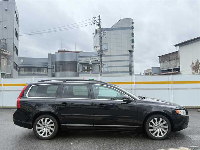 ボルボ Ｖ７０ T5 SE 愛知県 2012(平24)年 7.6万km ブラックサファイアメタリック /正規ディーラー車//禁煙車//ワンオーナー//メーカーナビ//フルセグ/Bluetooth/USB/CD/DVD//ステアリング連動バックカメラ//ETC//黒革シート//パワーシート/D席メモリー式//シートヒーター//ベンチレーション//セーフティパッケージ//CitySafety//LaneDepartWarrning//ドライバーアラート//レーダークルーズコントロール//BLIS//距離警告//DSTC//純正17インチアルミホイール//HIDヘッドライト//フロント・リヤフォグランプ//ルーフレール//パワーバックドア//プッシュスタート//スペアスマートキー//革巻きステアリング//ステアリングリモコン//チルト&テレスコピックステアリング//オートリトラクタブルウィンカーミラー//純正フロアマット//トノカバー//保証書//取扱説明書//点検整備記録簿H26.27.28.29.R1.2.3.5