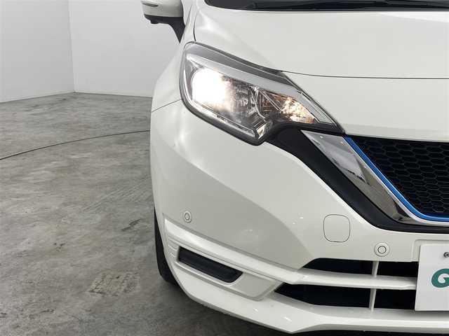 日産 ノート e－パワー B 福島県 2020(令2)年 4.7万km ホワイト 全方位運転支援システム/・衝突被害軽減ブレーキ/・踏み間違い防止アシスト/・車線逸脱警報装置/・オートマチックハイビーム/社外７インチナビ/・型番：AVIC-RZ003/・SD/AM/FM/・デジタルインナーミラー/・バックカメラ/・アラウンドビューモニター/・ETC/・前方ドライブレコーダー/ステアリングリモコン/プッシュスタート/・スマートキー/ハロゲンヘッドライト/・ライトレベライザー/・オートライト/電動格納ミラー/・ウィンカーミラー/前後コーナーセンサー/純正フロアマット