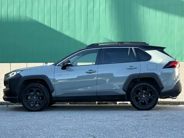 トヨタ ＲＡＶ４ アドベンチャー オフロードPKGⅡ 千葉県 2024(令6)年 3.4万km 緑 純正ディスプレイオーディオ（AM/FM/Bluetooth/Miracast/フルセグTV）/RAV4 特別仕様車 Adventure “OFFROAD package II”/GORI GORI BLACK 塗装/225/60R18オールテレインタイヤ&18x7Jアルミホイール（マット調ブラック塗装）/“OFFROAD package”専用リヤマーク/“OFFROAD package” 専用配色 (レッド＋ブラック)/“OFFROAD package” 専用合成皮革シート（パーフォレーション付）/特別設定色　アティチュードブラックマイカ x アーバンカーキ/レーダークルーズコントロール/ETC2.0/ステアリングヒーター/シートヒーター/シートベンチレーション/パワーシート/レザーシート/パノラミックビューモニター/ブラインドビューモニター/LEDヘッドライト