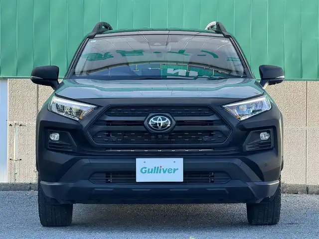 トヨタ ＲＡＶ４ アドベンチャー オフロードPKGⅡ 千葉県 2024(令6)年 3.4万km 緑 純正ディスプレイオーディオ（AM/FM/Bluetooth/Miracast/フルセグTV）/RAV4 特別仕様車 Adventure “OFFROAD package II”/GORI GORI BLACK 塗装/225/60R18オールテレインタイヤ&18x7Jアルミホイール（マット調ブラック塗装）/“OFFROAD package”専用リヤマーク/“OFFROAD package” 専用配色 (レッド＋ブラック)/“OFFROAD package” 専用合成皮革シート（パーフォレーション付）/特別設定色　アティチュードブラックマイカ x アーバンカーキ/レーダークルーズコントロール/ETC2.0/ステアリングヒーター/シートヒーター/シートベンチレーション/パワーシート/レザーシート/パノラミックビューモニター/ブラインドビューモニター/LEDヘッドライト