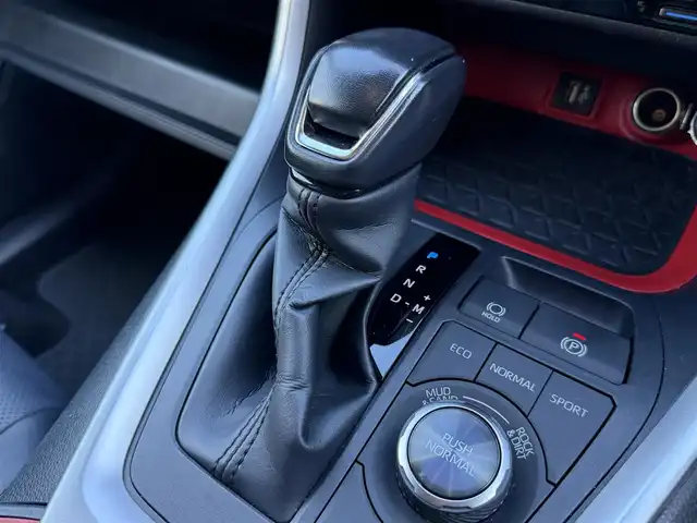 トヨタ ＲＡＶ４ アドベンチャー オフロードPKGⅡ 千葉県 2024(令6)年 3.4万km 緑 純正ディスプレイオーディオ（AM/FM/Bluetooth/Miracast/フルセグTV）/RAV4 特別仕様車 Adventure “OFFROAD package II”/GORI GORI BLACK 塗装/225/60R18オールテレインタイヤ&18x7Jアルミホイール（マット調ブラック塗装）/“OFFROAD package”専用リヤマーク/“OFFROAD package” 専用配色 (レッド＋ブラック)/“OFFROAD package” 専用合成皮革シート（パーフォレーション付）/特別設定色　アティチュードブラックマイカ x アーバンカーキ/レーダークルーズコントロール/ETC2.0/ステアリングヒーター/シートヒーター/シートベンチレーション/パワーシート/レザーシート/パノラミックビューモニター/ブラインドビューモニター/LEDヘッドライト