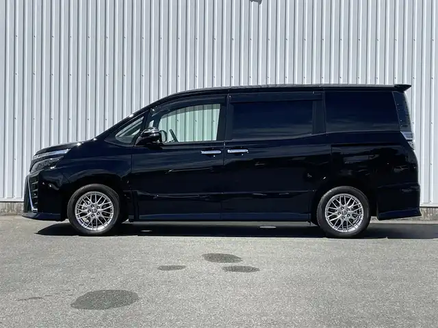 トヨタ ヴォクシー ハイブリッド ZS 煌Ⅲ 福岡県 2020(令2)年 3.4万km ブラック 純正９インチナビ（ＮＳＺＴ－Ｙ６８Ｔ）/フルセグTV/CD/DVD/BT/SD/AM/FM/バックカメラ/衝突軽減/レーンアシスト/両側パワースライドドア/クルーズコントロール/前席シートヒーター/ビルトインＥＴＣ２．０/スマートキー/プッシュスタート/純正AW