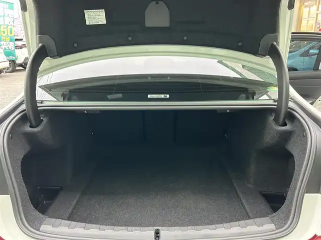 ＢＭＷ ３２０ｉ Mスポーツ 千葉県 2020(令2)年 5.3万km アルピンホワイトⅢ 純正メーカーナビ(DVD/FM/AM)/バックカメラ/前席パワーシート/前席シートヒーター/ドライビングアシストプロフェッショナル/・アクティブクルーズコントロール/・レーンコントロールアシスト/・エマージェンシーストップ/・衝突被害軽減ブレーキ/オートライト/保証書/取扱説明書/スマートキー/スペアキー
