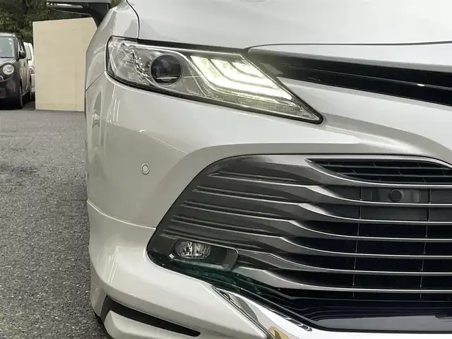 トヨタ カムリ G レザーパッケージ 千葉県 2018(平30)年 9.9万km プラチナホワイトパールマイカ モデリスタエアロ（フロント・サイド・リア）/純正ナビ【フルセグ、BT、CD、USB、AUX、SD】/純正18インチアルミホイール/プリクラッシュセーフティ/パーキングアシスト/ブラインドスポットモニター/リヤクロストラフィックアラート/インテリジェントクリアランスソナー/ヘッドアップディスプレイ/ビルトインETC2.0/クルーズコントロール/MT付AT/オートライト/オートハイビーム/前席パワーシート/前席シートヒーター/電動パーキングブレーキ/前ドラレコ（DRY-ST3000）/デュアルエアコン/フルオートPW/純正フロアマット/ドアバイザー