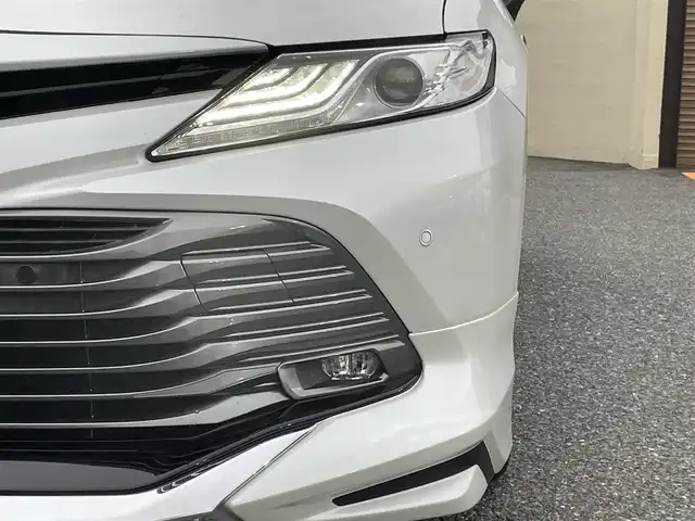 トヨタ カムリ G レザーパッケージ 千葉県 2018(平30)年 9.9万km プラチナホワイトパールマイカ モデリスタエアロ（フロント・サイド・リア）/純正ナビ【フルセグ、BT、CD、USB、AUX、SD】/純正18インチアルミホイール/プリクラッシュセーフティ/パーキングアシスト/ブラインドスポットモニター/リヤクロストラフィックアラート/インテリジェントクリアランスソナー/ヘッドアップディスプレイ/ビルトインETC2.0/クルーズコントロール/MT付AT/オートライト/オートハイビーム/前席パワーシート/前席シートヒーター/電動パーキングブレーキ/前ドラレコ（DRY-ST3000）/デュアルエアコン/フルオートPW/純正フロアマット/ドアバイザー