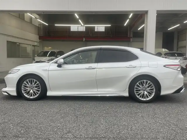 トヨタ カムリ G レザーパッケージ 千葉県 2018(平30)年 9.9万km プラチナホワイトパールマイカ モデリスタエアロ（フロント・サイド・リア）/純正ナビ【フルセグ、BT、CD、USB、AUX、SD】/純正18インチアルミホイール/プリクラッシュセーフティ/パーキングアシスト/ブラインドスポットモニター/リヤクロストラフィックアラート/インテリジェントクリアランスソナー/ヘッドアップディスプレイ/ビルトインETC2.0/クルーズコントロール/MT付AT/オートライト/オートハイビーム/前席パワーシート/前席シートヒーター/電動パーキングブレーキ/前ドラレコ（DRY-ST3000）/デュアルエアコン/フルオートPW/純正フロアマット/ドアバイザー