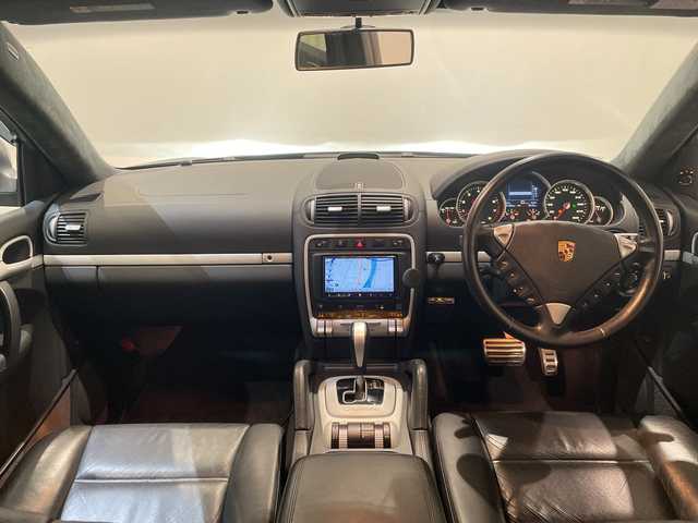 ポルシェ カイエン ターボ 新潟県 2005(平17)年 6.8万km ガンＭ BOSEサウンドシステム/黒革レザーシート/シートヒーター/レッドキャリパー/パドルシフト/クルーズコントロール/コーナーセンサー/バックカメラ/Bluetooth/フルセグTV/純正19インチAW/ETC