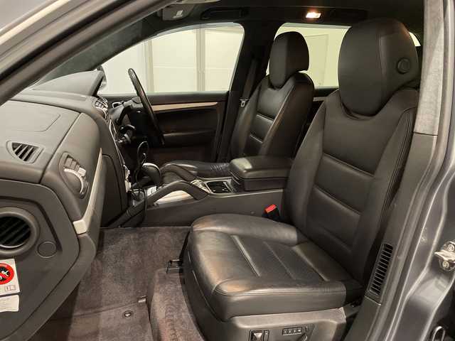 ポルシェ カイエン ターボ 新潟県 2005(平17)年 6.8万km ガンＭ BOSEサウンドシステム/黒革レザーシート/シートヒーター/レッドキャリパー/パドルシフト/クルーズコントロール/コーナーセンサー/バックカメラ/Bluetooth/フルセグTV/純正19インチAW/ETC