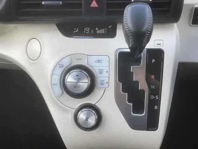 トヨタ シエンタ G 埼玉県 2016(平28)年 13万km ホワイトパールクリスタルシャイン (株)IDOMが運営する【じしゃロン鳩ヶ谷店】の自社ローン専用車両になりますこちらは現金またはオートローンご利用時の価格です。自社ローンご希望の方は別途その旨お申付け下さい/純正SDナビ(品番:NSCD-W66)/純正ワンセグテレビ/バックカメラ/アイドリングストップ/プッシュスタート/両側パワースライドドア/ETC/LDA(レーンディパーチャーアラート)/オートハイビーム/純正フロアマット/スマートキー/スペアキー1本/革巻ステアリング/ウインカーミラー/フォグランプ