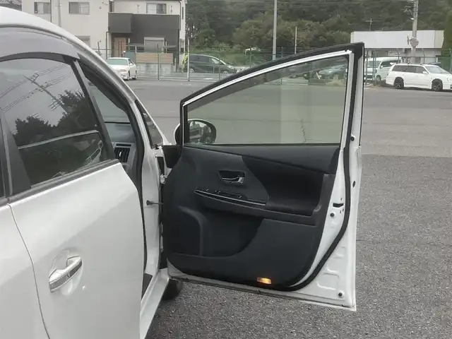 トヨタ プリウス α S チューンブラック 埼玉県 2013(平25)年 13.8万km ホワイトパールクリスタルシャイン (株)IDOMが運営する【じしゃロン鳩ヶ谷店】の自社ローン専用車両になりますこちらは現金またはオートローンご利用時の価格です。自社ローンご希望の方は別途その旨お申付け下さい/登録時137114km/純正SDナビ(品番:NSZT-W62G)/フルセグTV/バックカメラ/ETC/スマートキー/スペアキー1本/純正フロアマット/横滑り防止装置/純正16インチAW/ダブル/サイド/カーテンエアバッグ/オートライト/ヘッドライトレベライザー/電動格納機能付きウインカーミラー/ドアバイザー