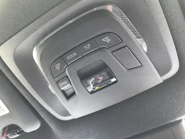 トヨタ カローラ クロス ハイブリッド Z 鳥取県 2021(令3)年 5.5万km プラチナホワイトパールマイカ ４・W・D/ワンオーナー/純正ディスプレイオーディオ/ナビ/BT/USB/Miracast/パノラミックビューモニター/パノラマルーフ/トヨタセーフティセンス/レーンキープアシスト/レーダークルーズコントロール/クリアランスソナー/ブラインドスポットモニター/ビルトインETC/純正ドライブレコーダー（前方）/電動リアゲート/ハーフレザーシート/運転席パワーシート/前席シートヒーター/LEDヘットライト/フォグライト/純正18インチアルミホイール/プッシュエンジンスタート/スマートキー/スタットレスセット積込/（タイヤ溝7部山）