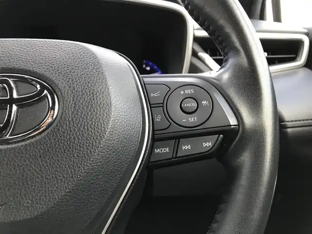 トヨタ カローラ クロス ハイブリッド Z 鳥取県 2021(令3)年 5.5万km プラチナホワイトパールマイカ ４・W・D/ワンオーナー/純正ディスプレイオーディオ/ナビ/BT/USB/Miracast/パノラミックビューモニター/パノラマルーフ/トヨタセーフティセンス/レーンキープアシスト/レーダークルーズコントロール/クリアランスソナー/ブラインドスポットモニター/ビルトインETC/純正ドライブレコーダー（前方）/電動リアゲート/ハーフレザーシート/運転席パワーシート/前席シートヒーター/LEDヘットライト/フォグライト/純正18インチアルミホイール/プッシュエンジンスタート/スマートキー/スタットレスセット積込/（タイヤ溝7部山）