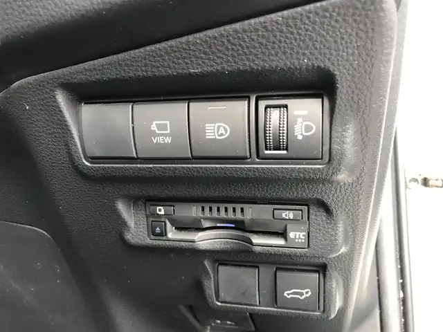 トヨタ カローラ クロス ハイブリッド Z 鳥取県 2021(令3)年 5.5万km プラチナホワイトパールマイカ ４・W・D/ワンオーナー/純正ディスプレイオーディオ/ナビ/BT/USB/Miracast/パノラミックビューモニター/パノラマルーフ/トヨタセーフティセンス/レーンキープアシスト/レーダークルーズコントロール/クリアランスソナー/ブラインドスポットモニター/ビルトインETC/純正ドライブレコーダー（前方）/電動リアゲート/ハーフレザーシート/運転席パワーシート/前席シートヒーター/LEDヘットライト/フォグライト/純正18インチアルミホイール/プッシュエンジンスタート/スマートキー/スタットレスセット積込/（タイヤ溝7部山）