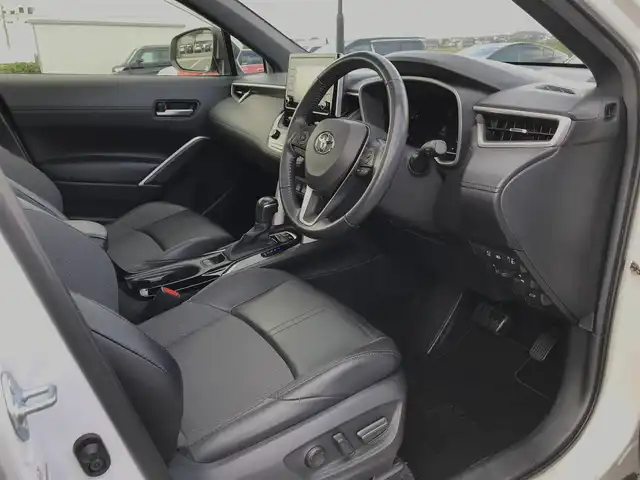 トヨタ カローラ クロス ハイブリッド Z 鳥取県 2021(令3)年 5.5万km プラチナホワイトパールマイカ ４・W・D/ワンオーナー/純正ディスプレイオーディオ/ナビ/BT/USB/Miracast/パノラミックビューモニター/パノラマルーフ/トヨタセーフティセンス/レーンキープアシスト/レーダークルーズコントロール/クリアランスソナー/ブラインドスポットモニター/ビルトインETC/純正ドライブレコーダー（前方）/電動リアゲート/ハーフレザーシート/運転席パワーシート/前席シートヒーター/LEDヘットライト/フォグライト/純正18インチアルミホイール/プッシュエンジンスタート/スマートキー/スタットレスセット積込/（タイヤ溝7部山）