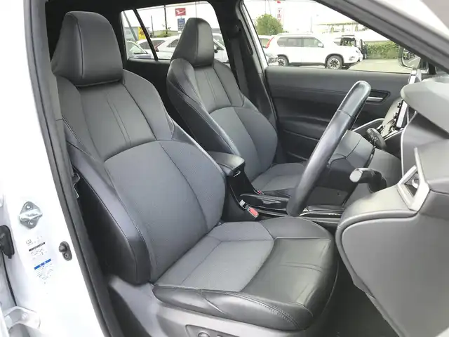 トヨタ カローラ クロス ハイブリッド Z 鳥取県 2021(令3)年 5.5万km プラチナホワイトパールマイカ ４・W・D/ワンオーナー/純正ディスプレイオーディオ/ナビ/BT/USB/Miracast/パノラミックビューモニター/パノラマルーフ/トヨタセーフティセンス/レーンキープアシスト/レーダークルーズコントロール/クリアランスソナー/ブラインドスポットモニター/ビルトインETC/純正ドライブレコーダー（前方）/電動リアゲート/ハーフレザーシート/運転席パワーシート/前席シートヒーター/LEDヘットライト/フォグライト/純正18インチアルミホイール/プッシュエンジンスタート/スマートキー/スタットレスセット積込/（タイヤ溝7部山）