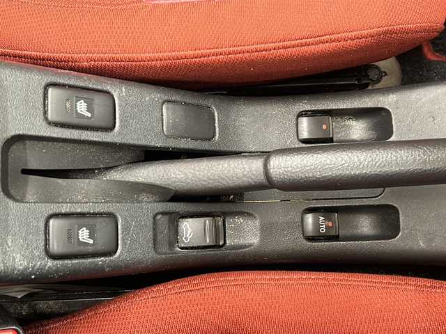 ダイハツ コペン セロ 愛知県 2015(平27)年 6.1万km マタドールレッドP ・純正メモリナビ　型式NSZP-W65DE/（DVD/フルセグ/CD/AM/FM/BT）/・電動ハードトップ/・横滑り防止装置/・マニュアルモード付AT/・ステアリングスイッチ/・オートエアコン/・シートヒーターD/N席/・LEDヘッドライト/・フォグランプ/・オートライト/・社外ETC/・純正フロアマット/・社外16インチAW（夏タイヤ）/・冬タイヤ積込社外16インチAW付