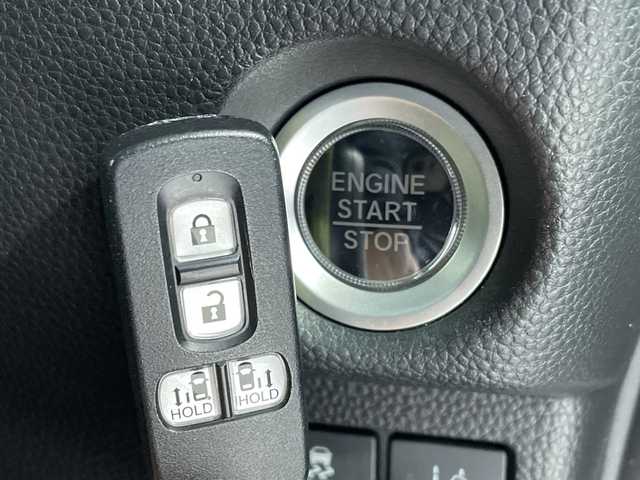 ホンダ Ｎ ＢＯＸ G L ホンダセンシング 神奈川県 2019(平31)年 3.8万km プラチナホワイトパール 純正7インチナビ（VXM-194VFi)/ドライブレコーダー/衝突被害軽減システム/車線逸脱警報/バックカメラ/ホンダセンシング/アダプティブクルーズコントロール/両側パワースライドドア/横滑り防止装置/ETC/アイドリングストップ/LEDヘッドライト/フォグランプ/オートライト/ウィンカーミラー/電動格納ミラー/純正14インチAW/シートリフター/プッシュスタート/スマートキー/フロアマット/スペアキー/取扱説明書/保証書/禁煙車/プライバシーガラス/純正エアロ