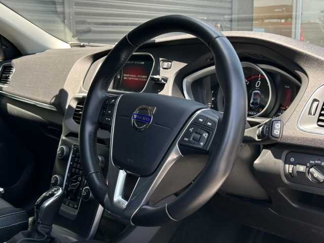 ボルボ Ｖ４０ D4 茨城県 2016(平28)年 2.4万km アイスホワイト インテリセーフ /ACC /レーンキーピングエイド /BLIS /バックカメラ /パーキングセンサー /ナビ /12セグ /BT /DVD /USB /メモリー付パワーシート /ETC /キセノンヘッドライト /オートライト /ドラレコ /禁煙車